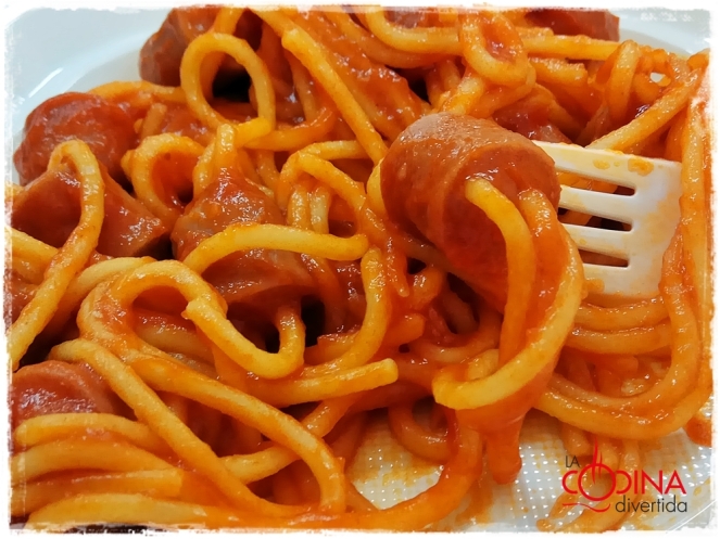 espaguetis con salchichas y tomate para niños