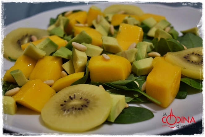 ensalada de espinacas con mango kiwi y aguacate